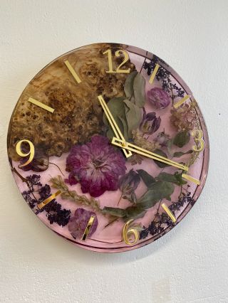 Unikátní nástěnné hodiny, které v sobě spojují epoxidovou pryskyřici, přírodní dřevo a jemné sušené květiny. Originální...