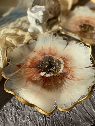 Elegantní miska, která dodá vašemu stolu styl a originalitu. Perfektní pro servírování ovoce, ořechů či sladkostí –...